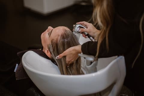 Salons & Beauty Treatment Clinics